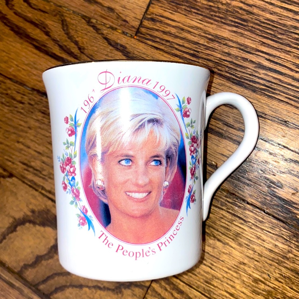 RARE TRIBUTE TO DIANA THE PRINCESS OF WALES
1961-1997 COMMEMORATIVE MUG